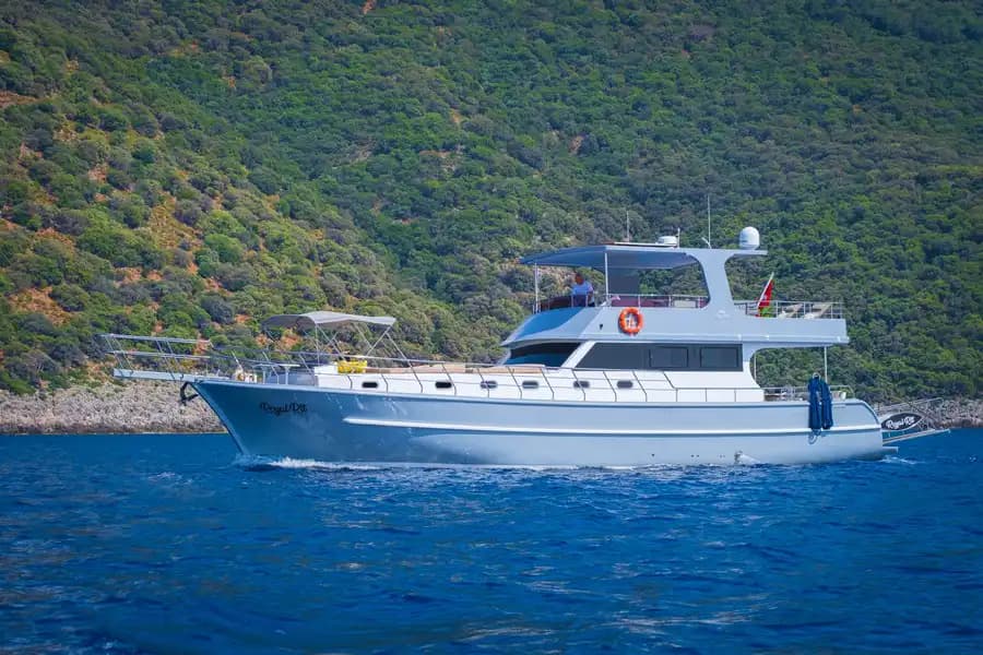 Royal RTT Motoryat 4